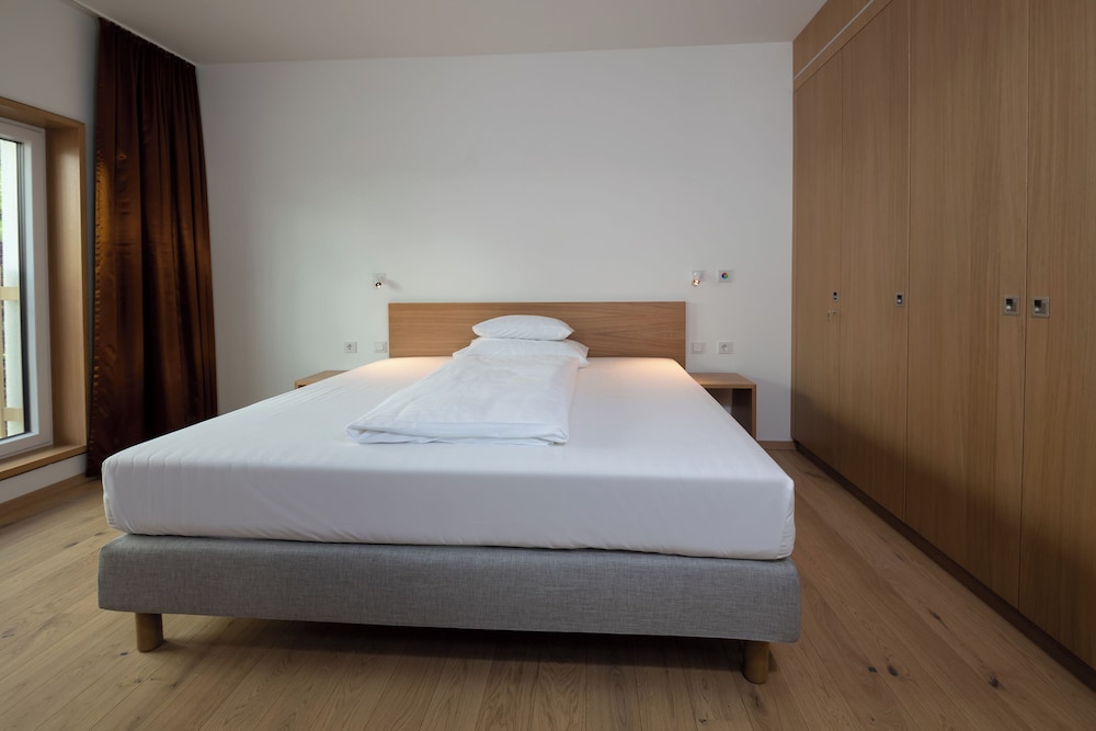 Standard Studio, 1 King Bed, Kitchenette, Annex Building photo 3