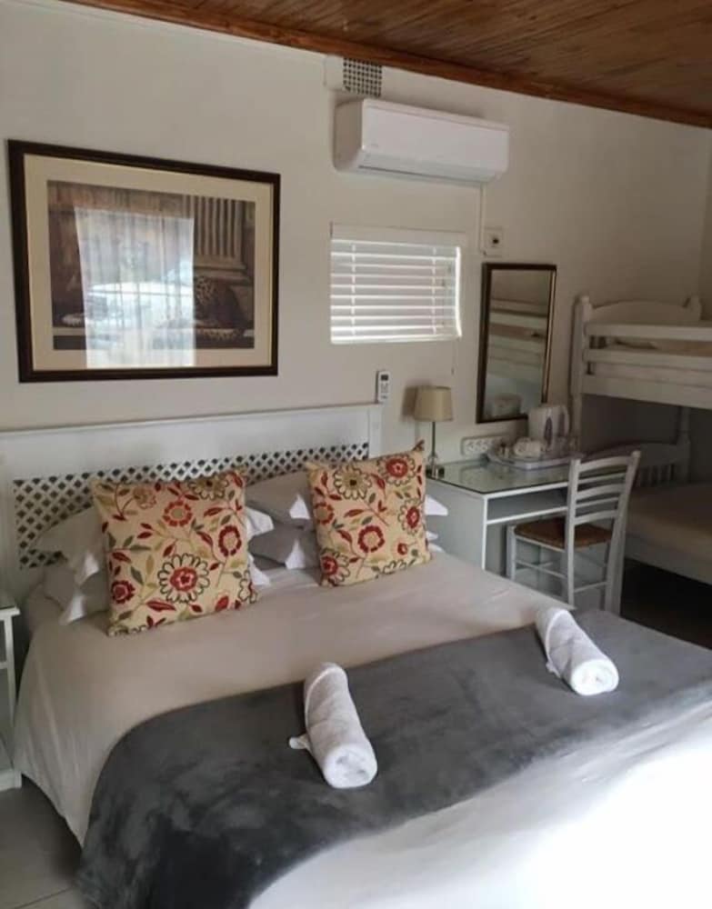 Standard Room, 1 Bedroom (Standard Room Queen + Bunker + Single) photo 3