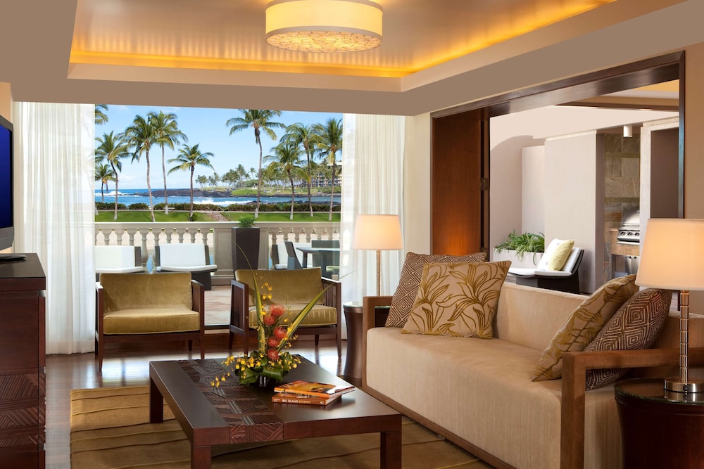 Makai 1 Bedroom Owner Suite, Ocean View, 1 King & Queen Sofa Bed, two floors