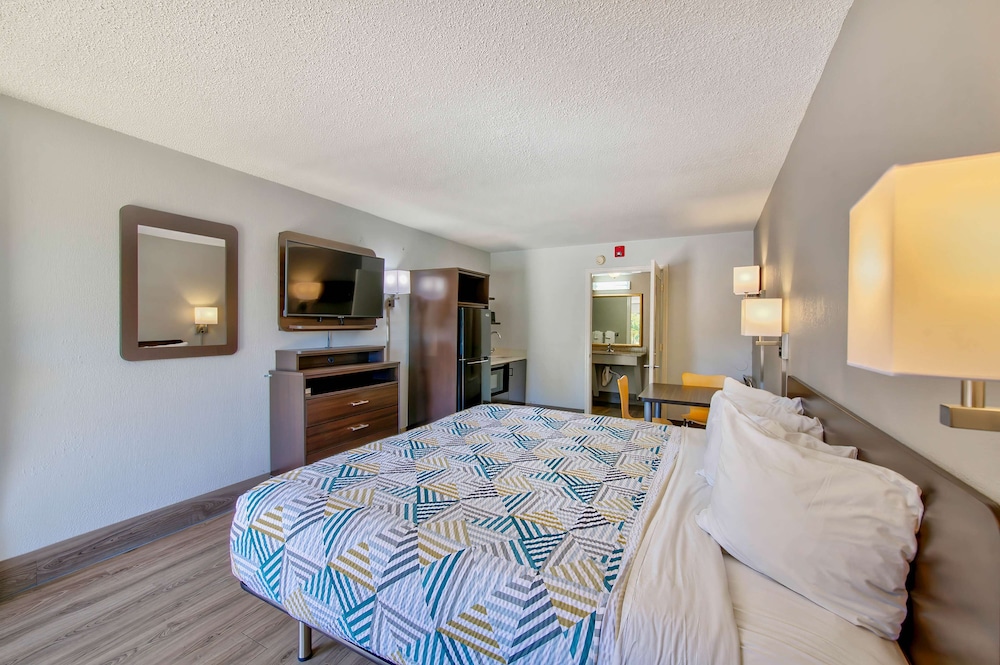 Deluxe Room, 1 King Bed, Smoking, Refrigerator & Microwave photo 1