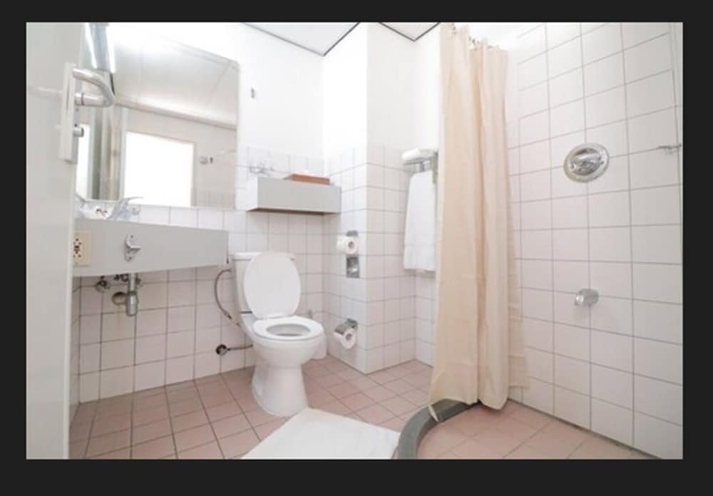 Standard Room, 1 King Bed photo 3