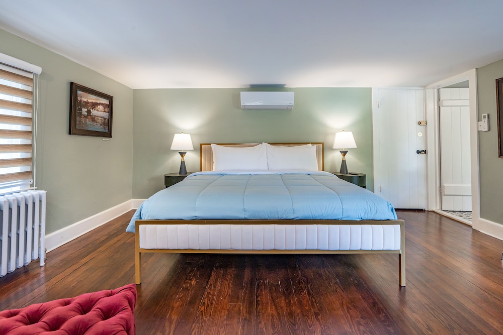 Colonial Room 3 photo 1