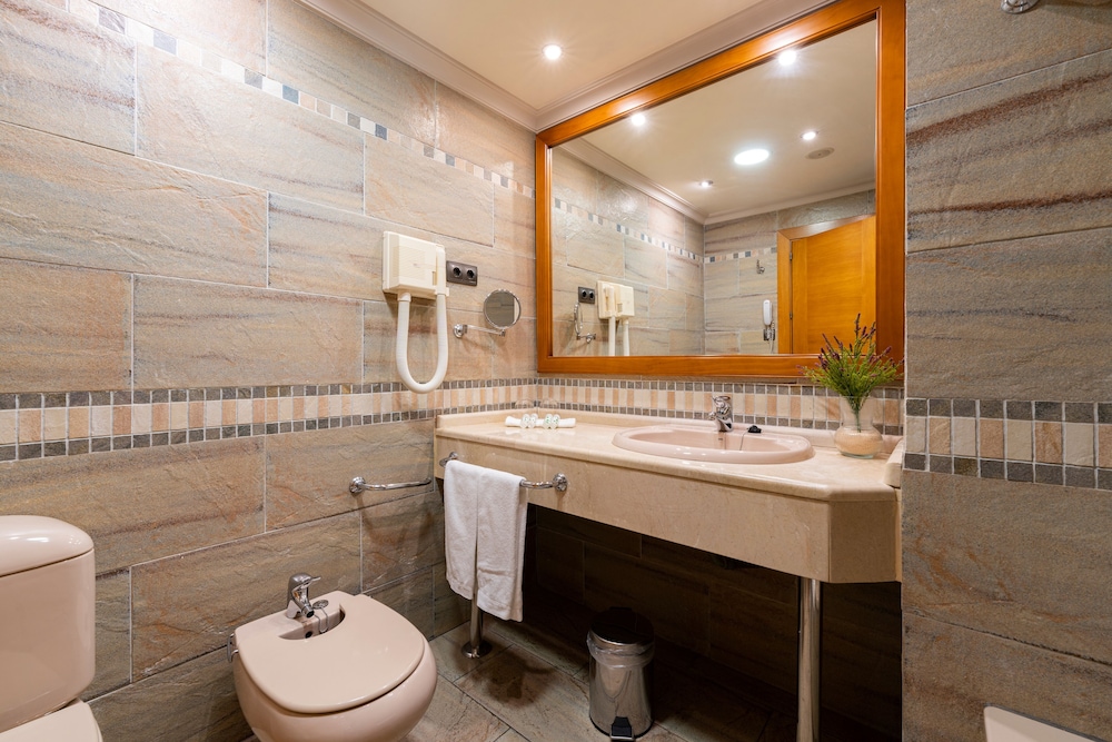 Double Room (2 adults) - Photo 8