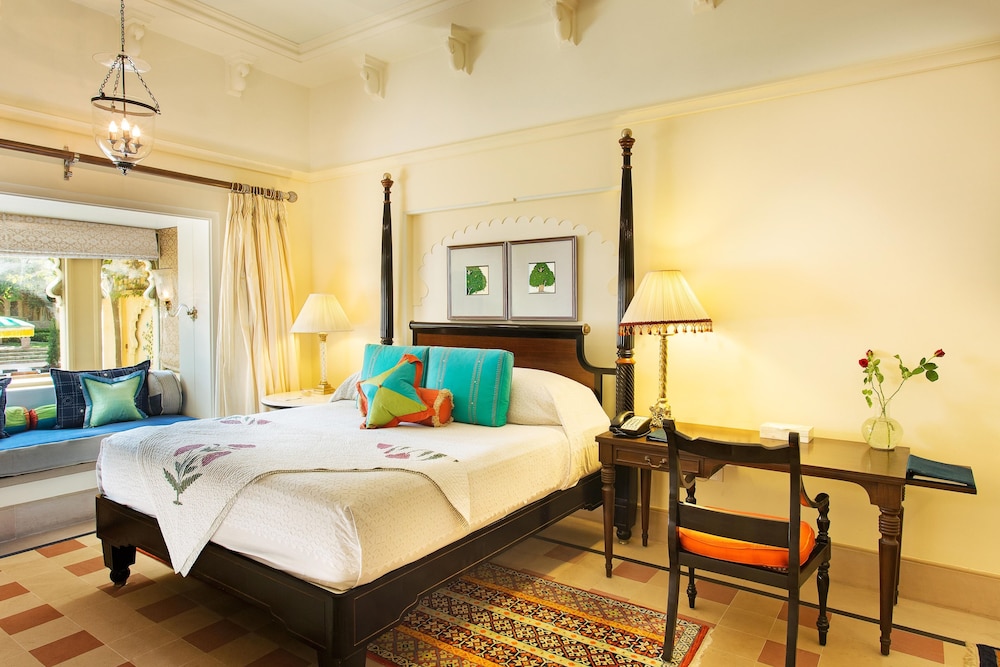 Premier Room, 1 King Bed, Pool View - Photo 3