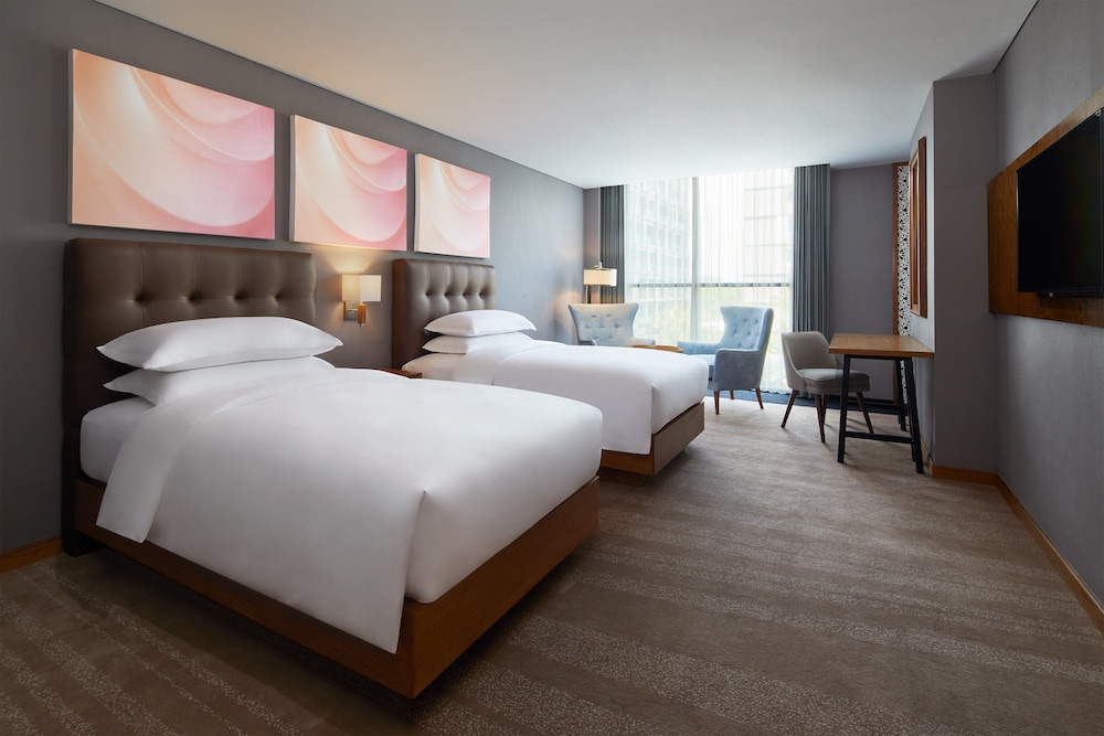 Room, 2 Twin Beds, Pool View - Photo 1