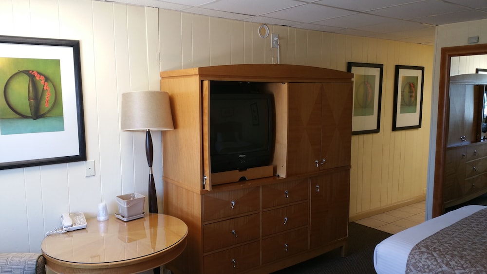 Economy Room, 2 Queen Beds photo 2