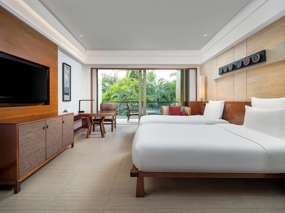 Deluxe Room, 1 King Bed, Pool Access, Garden View photo 2