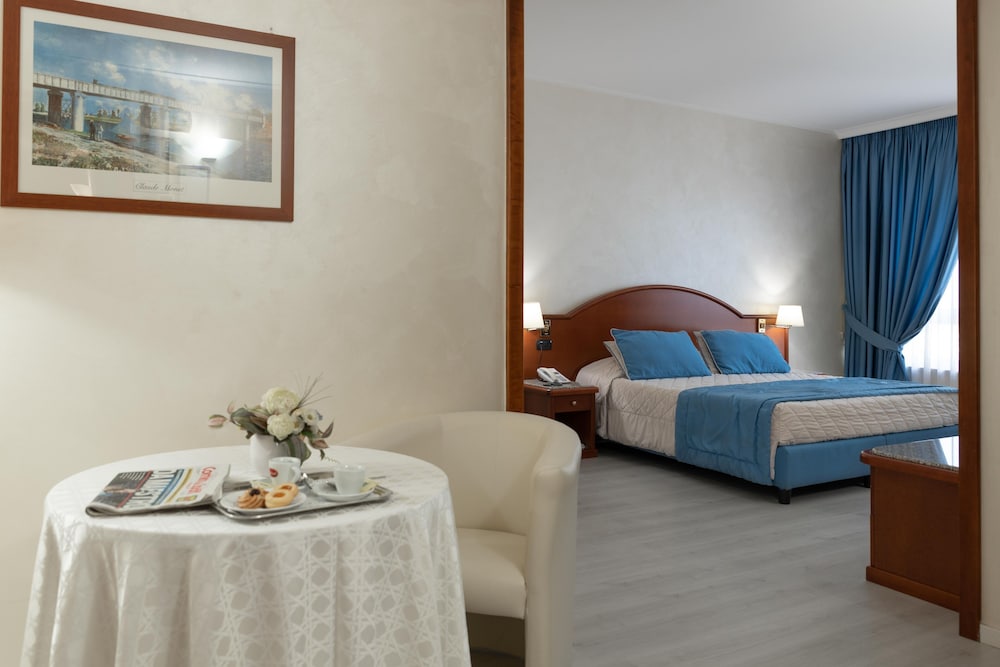 Junior Suite, 1 King Bed photo 3