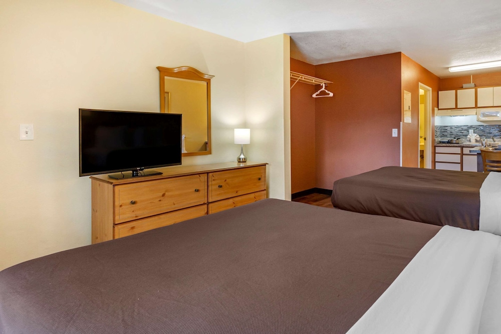 Room, 2 Double Beds, Non Smoking - Photo 4