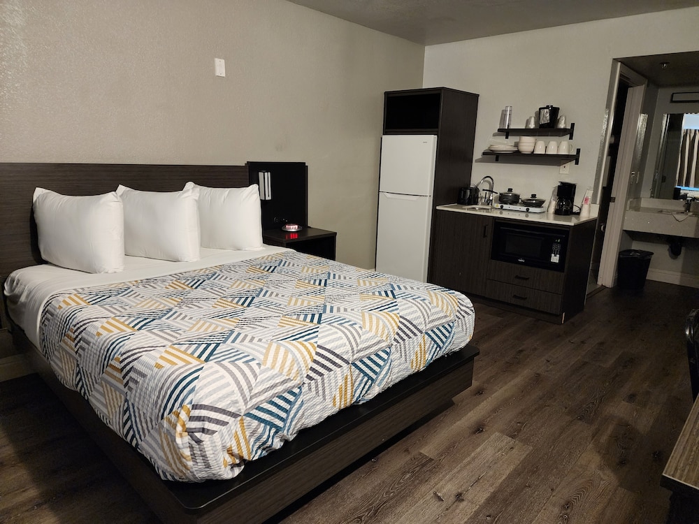 Standard Room, 1 Queen Bed, Non Smoking, Kitchenette - Photo 1