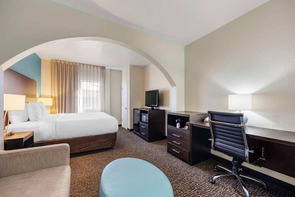 Suite, 1 King Bed, Non Smoking - Photo 2