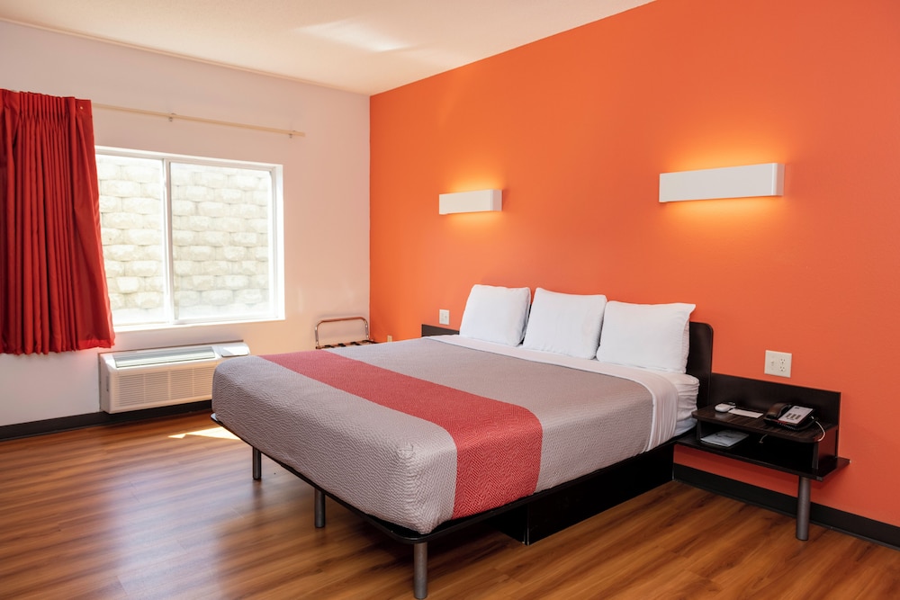 Standard Single Room, 1 King Bed, Accessible Bathtub, Non Smoking photo 2