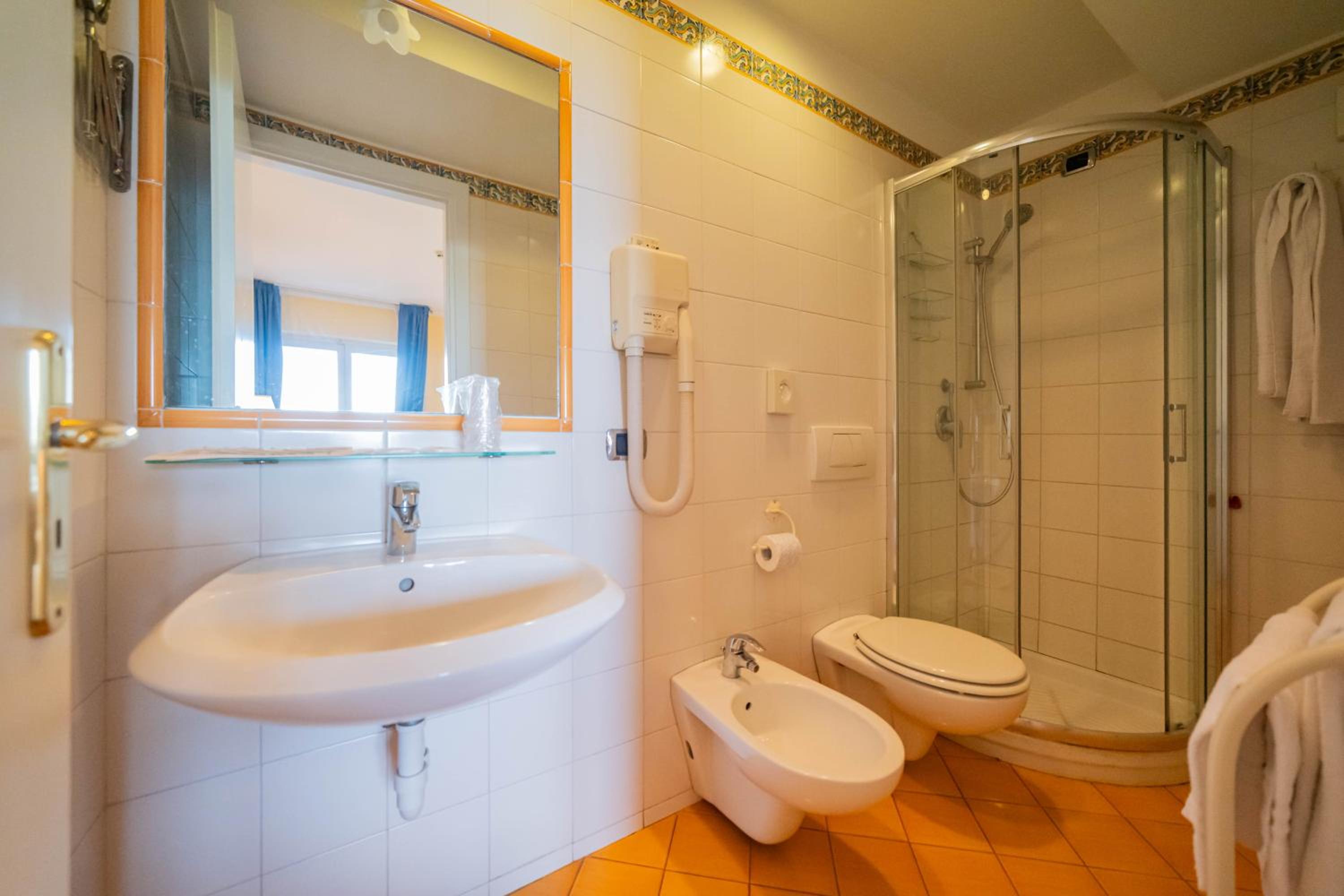 Deluxe Double Room with Balcony and Sea View - Photo 4