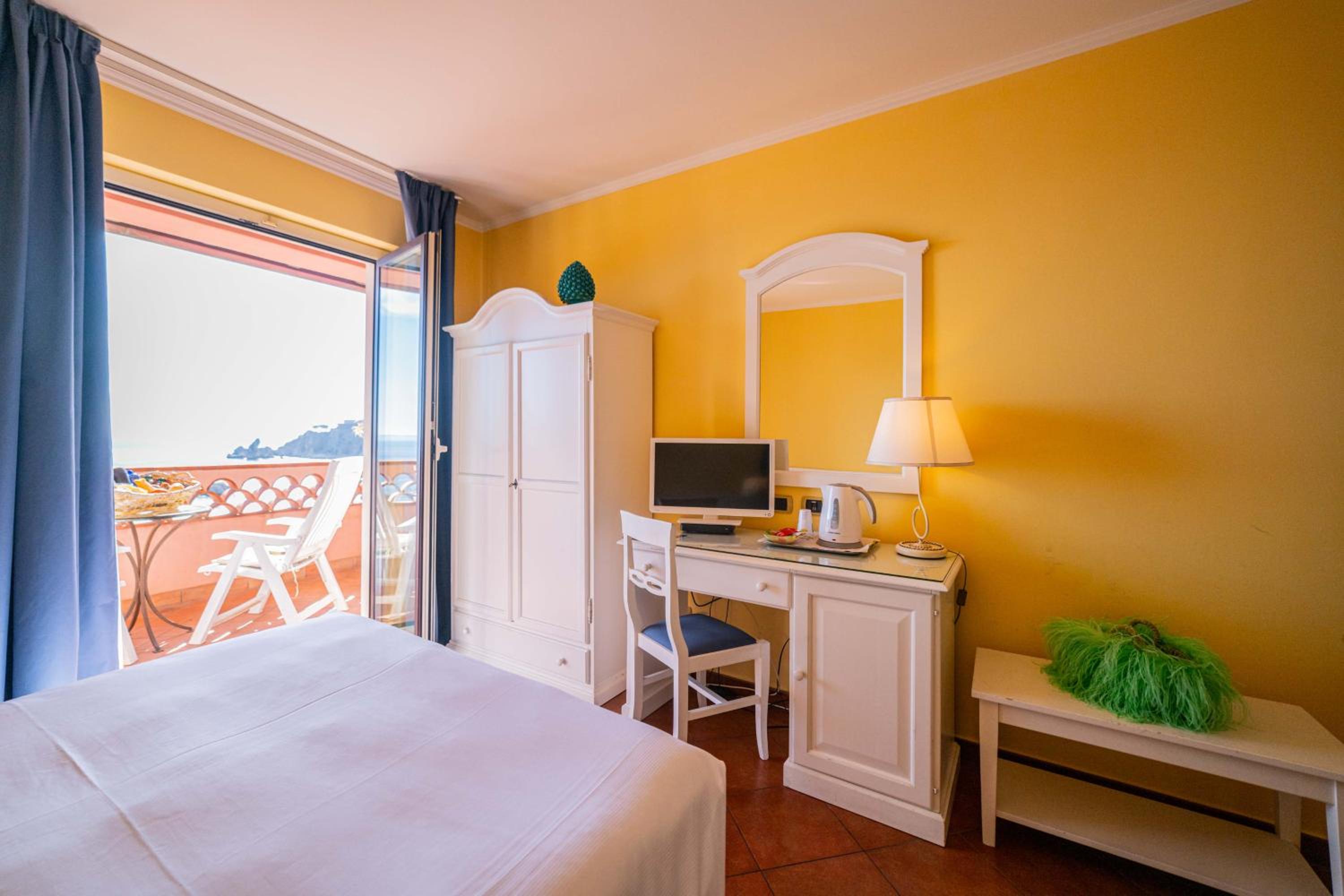 Deluxe Double Room with Balcony and Sea View - Photo 7