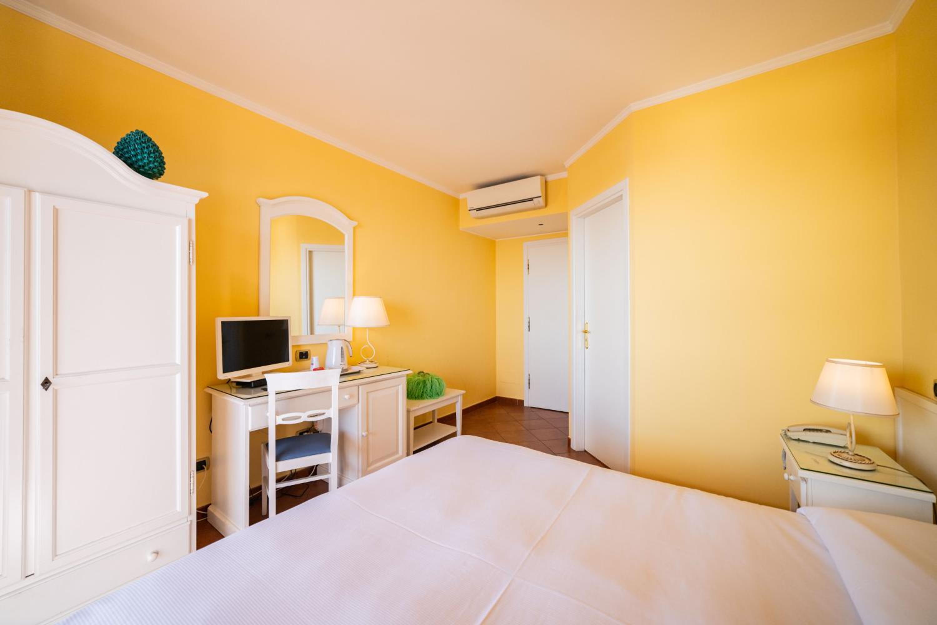 Deluxe Double Room with Balcony and Sea View - Photo 5