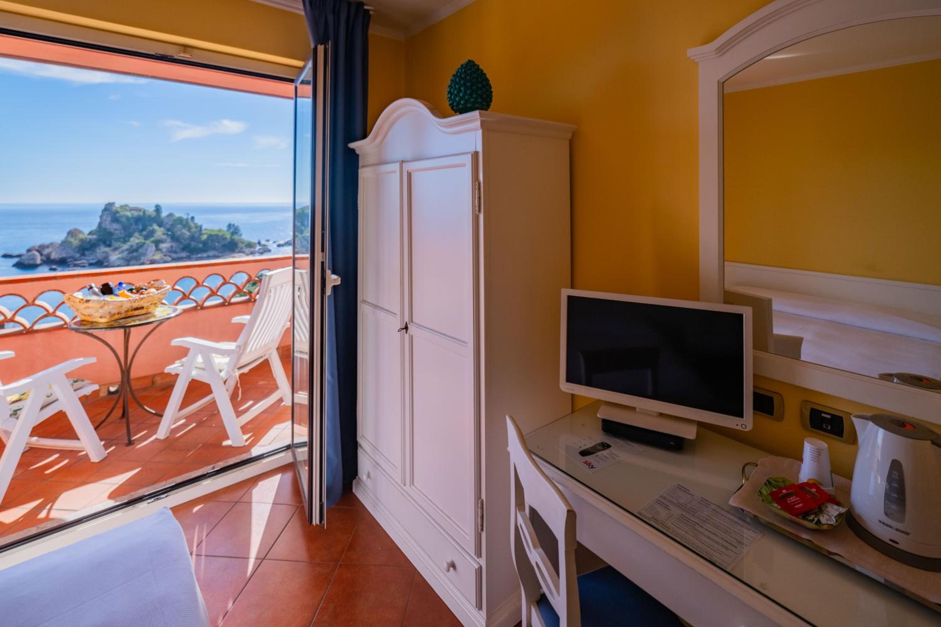 Deluxe Double Room with Balcony and Sea View - Photo 8