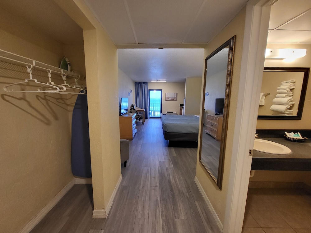 Standard Room, 1 King Bed, Kitchenette, Oceanfront - Photo 11