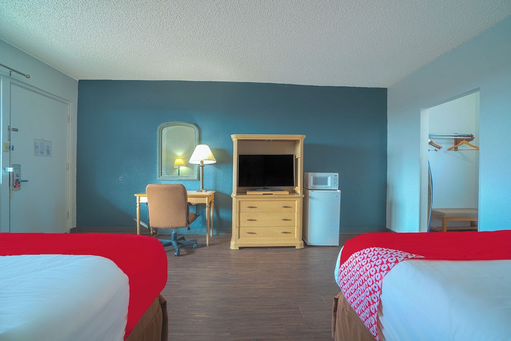 Room, 2 Double Beds - Photo 7