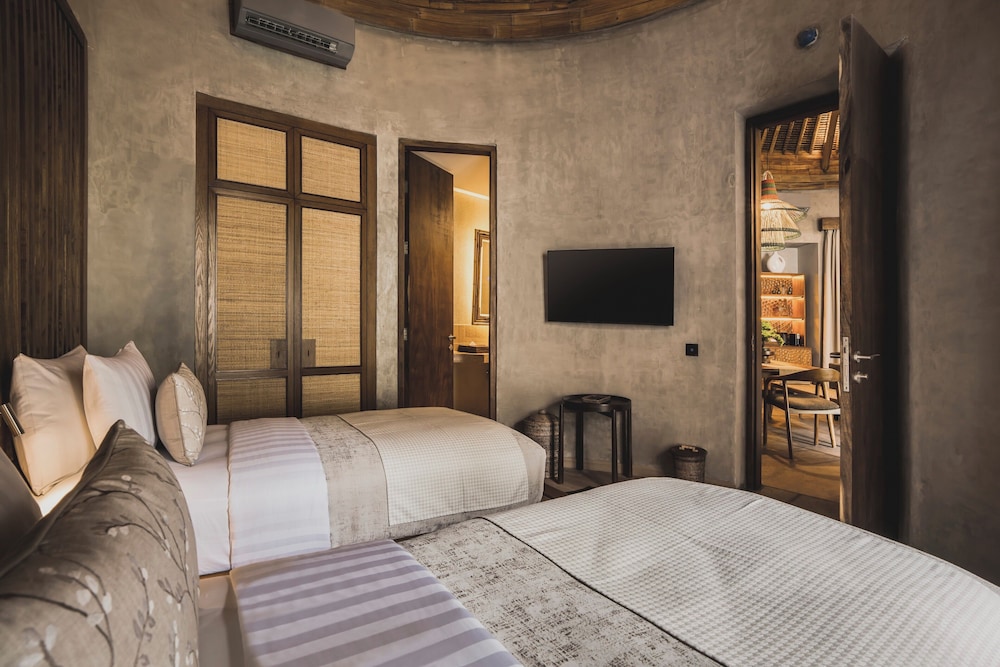Grand Two Bedroom Villa with Private Pool - Photo 3