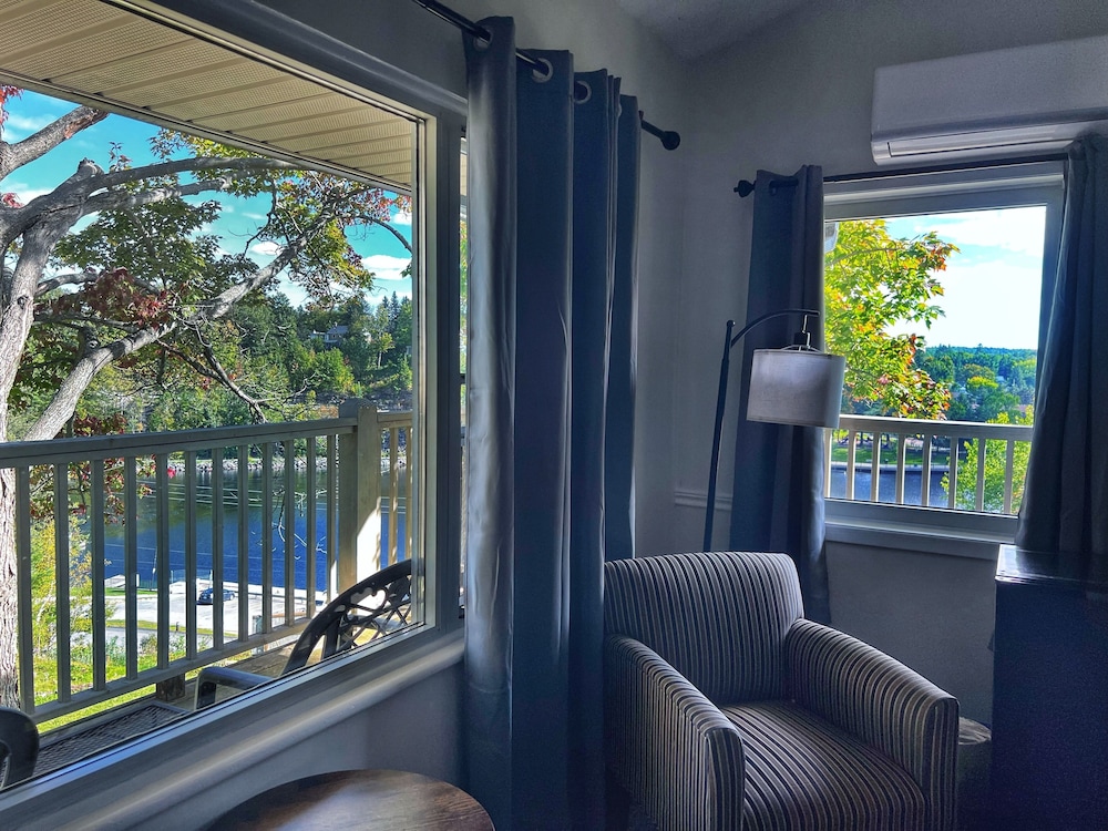 Premium Room, 1 King Bed (Muskoka River View, Has Balcony), photo 6