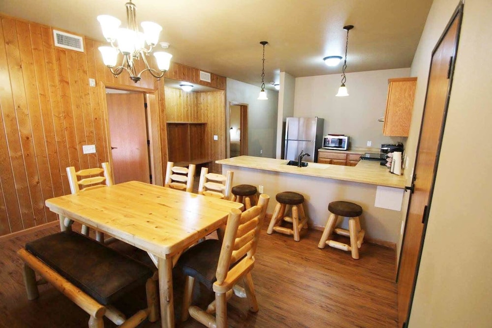 Suite, 2 Bedrooms, Kitchen ( 2 Queen Beds ) photo 2