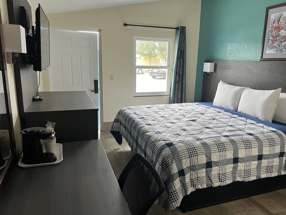 Deluxe Room, 1 Queen Bed, Non Smoking, Refrigerator & Microwave photo 3