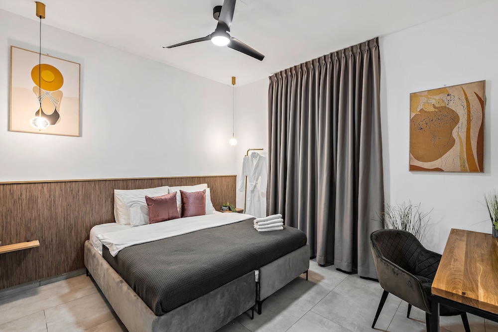 Business Double Room, 1 King Bed, Garden View