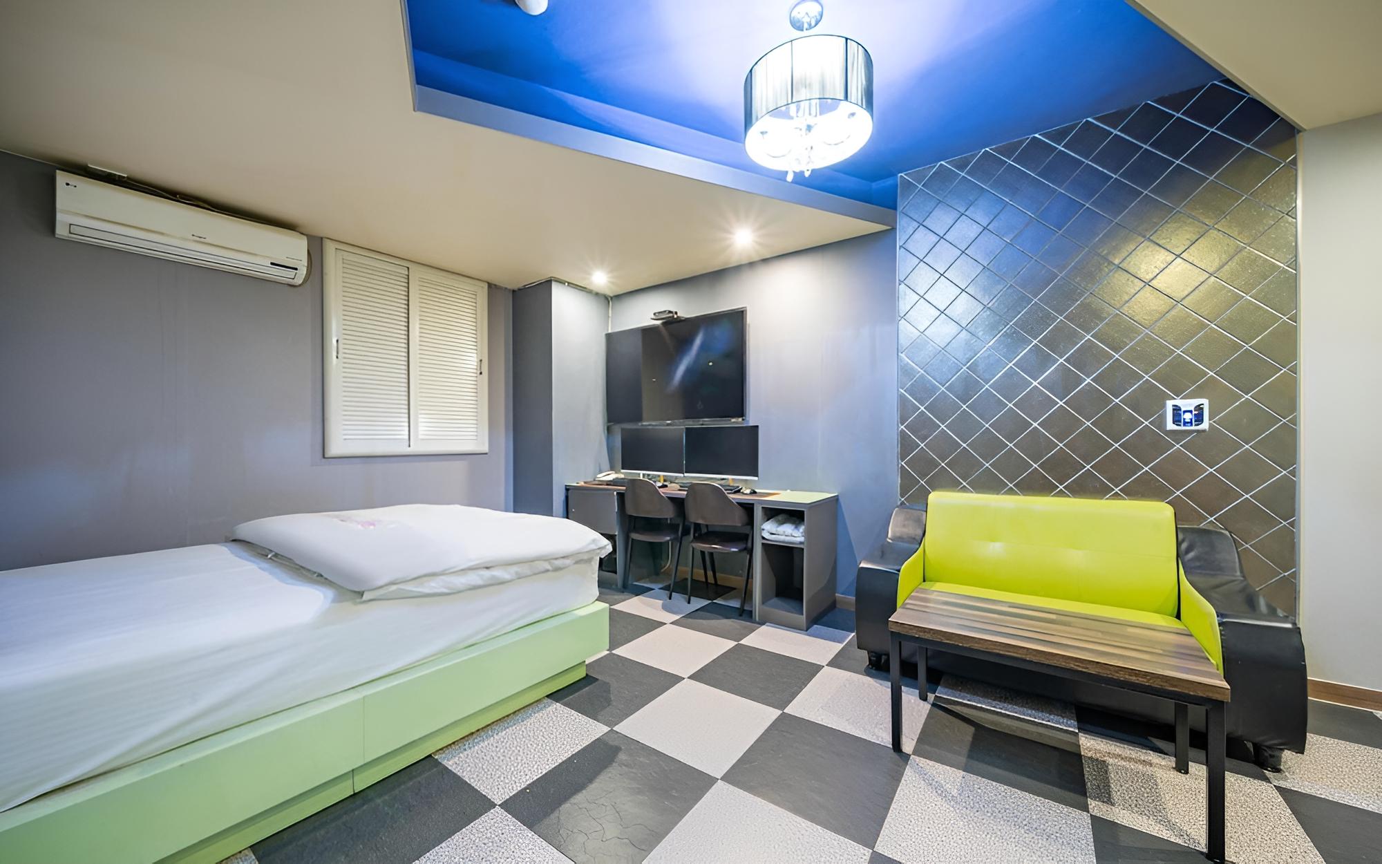 Room (VIP (Special Room/2PC/Netflix YouTube) - Photo 2
