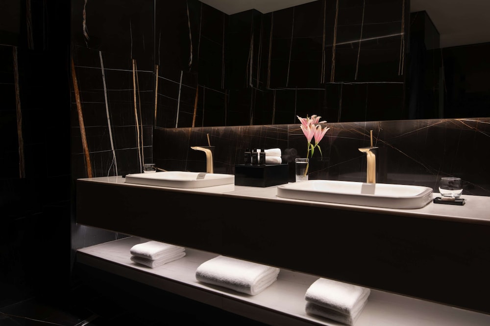 Executive Suite - Photo 5