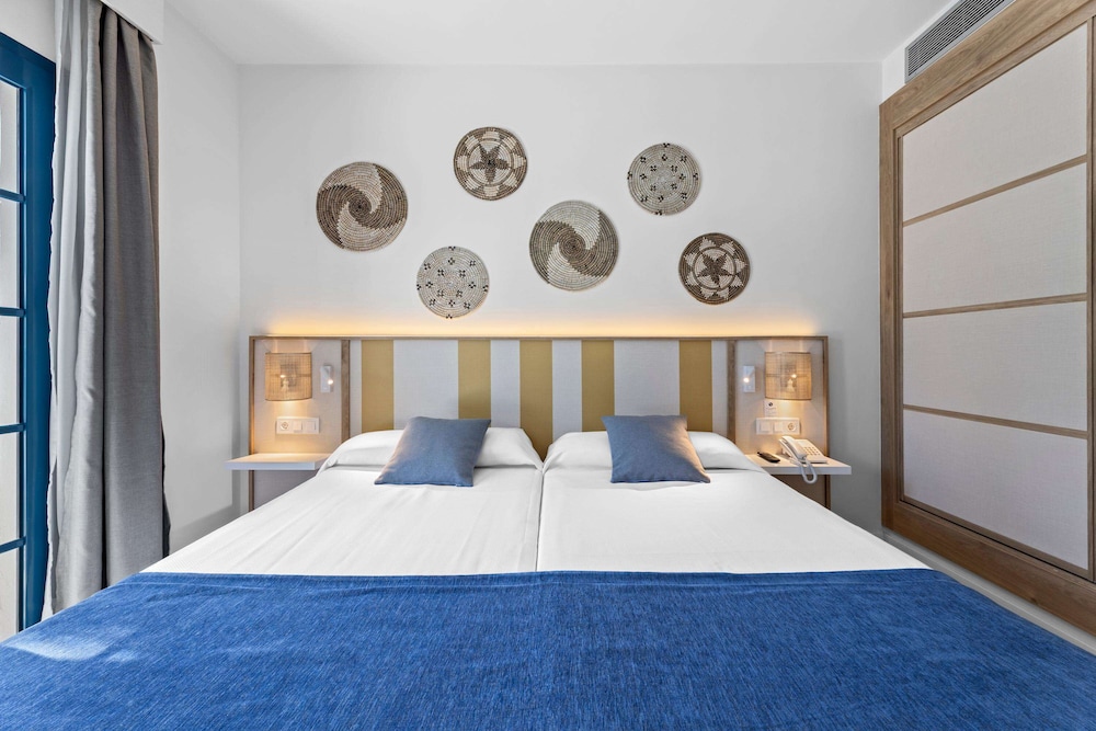 Deluxe Apartment, Pool View (3 Adults + 1 Child)