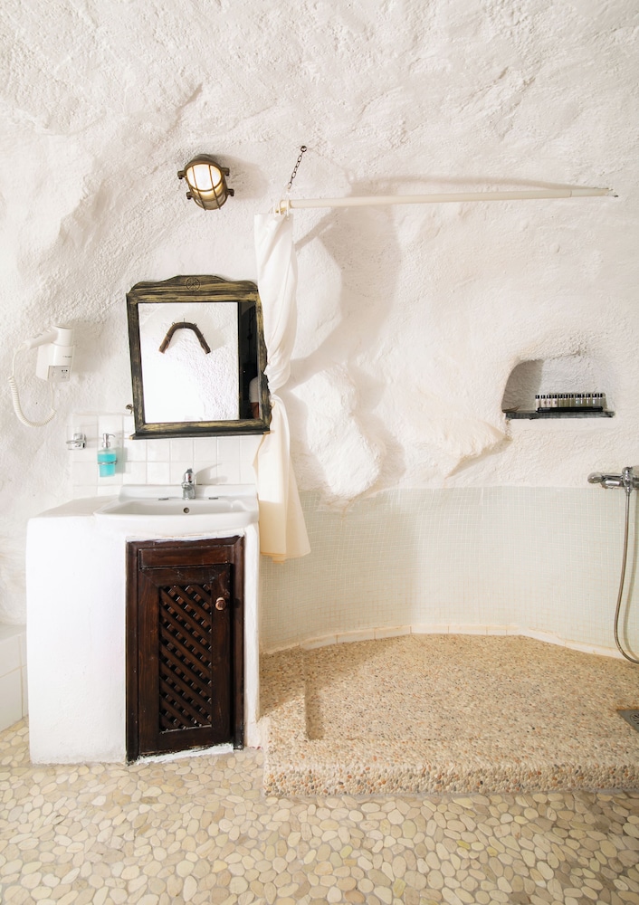 Cave Suite with Caldera View - Photo 4