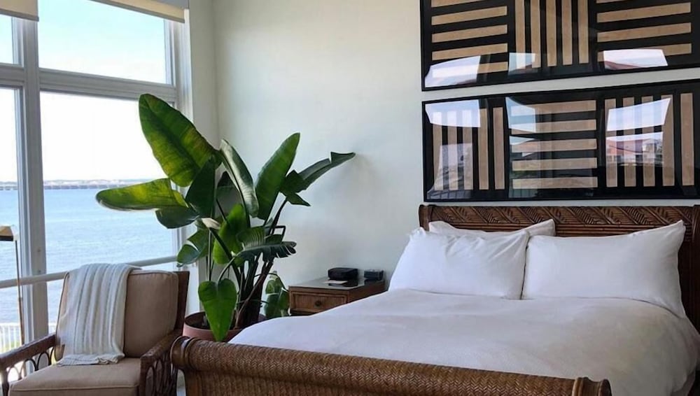 Luxury Suite, 2 Bedrooms, Fireplace, Bay View (Jacuzzi Bliss)