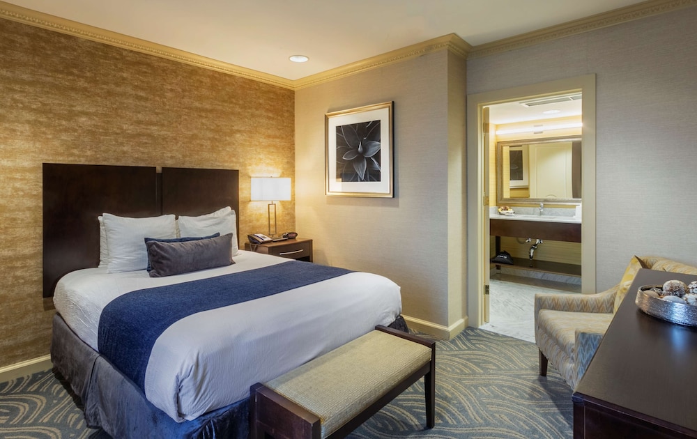 Standard Room, 1 Queen Bed, Non Smoking, Refrigerator - Photo 3