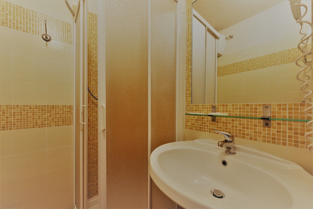 Double Room - Photo 9