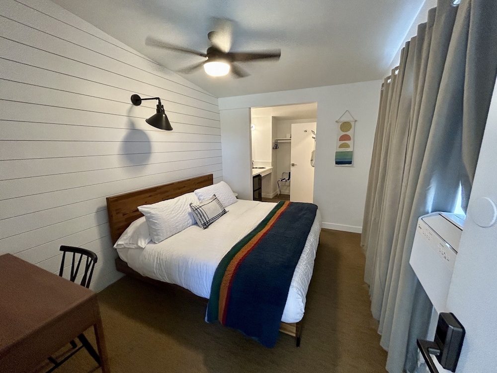 Deluxe Suite, 1 King Bed, Private Bathroom photo 1