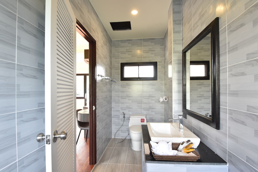 Superior Room, 1 Bedroom, Pool View, Poolside - Photo 5