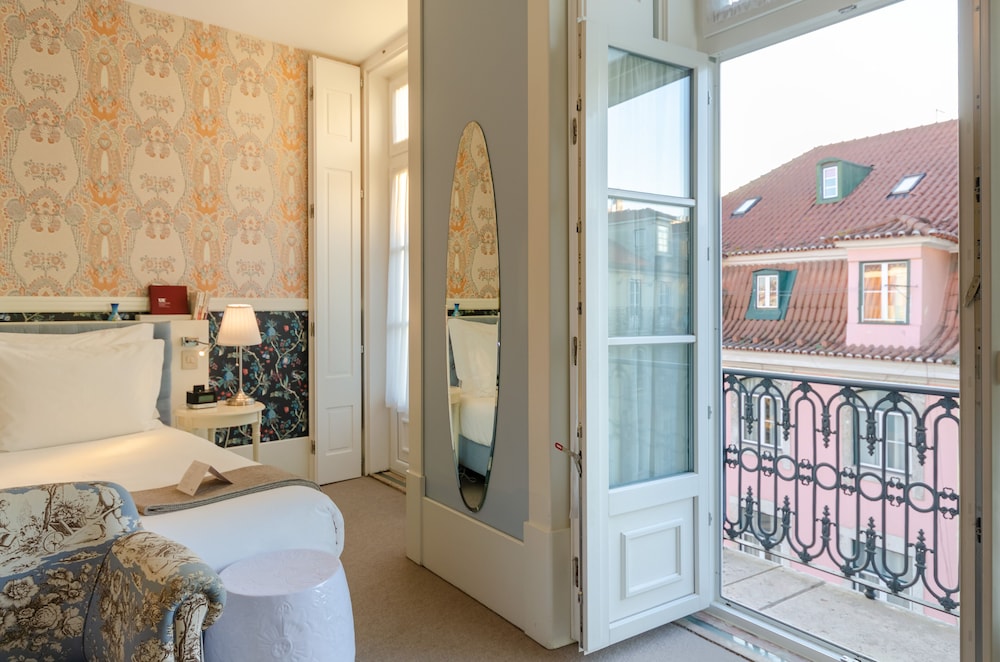 Superior Double or Twin Room, River View thumbnail 5
