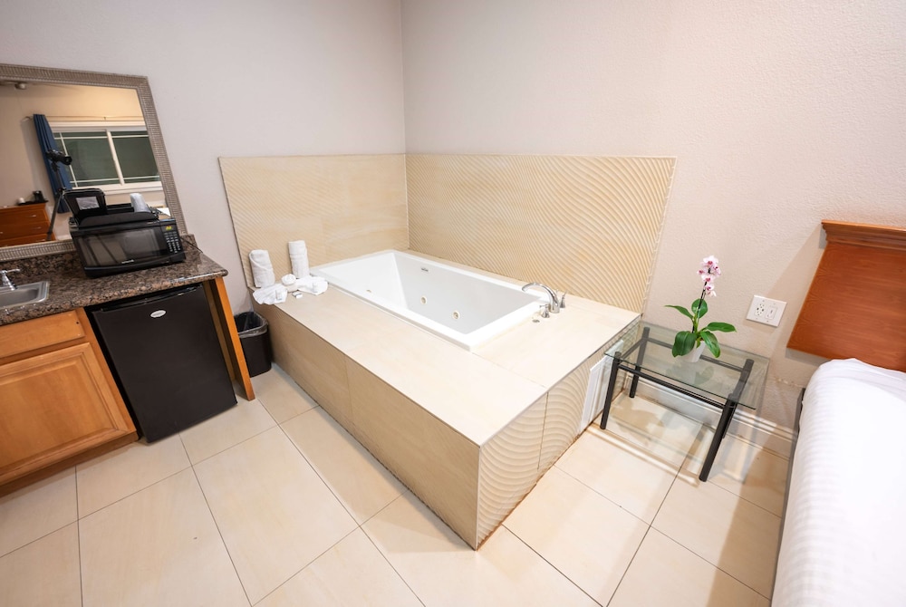 Studio Suite, 1 King Bed, Non Smoking - Photo 2