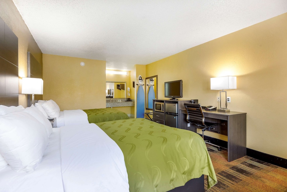 Standard Room, 2 Queen Beds, Smoking - Photo 7
