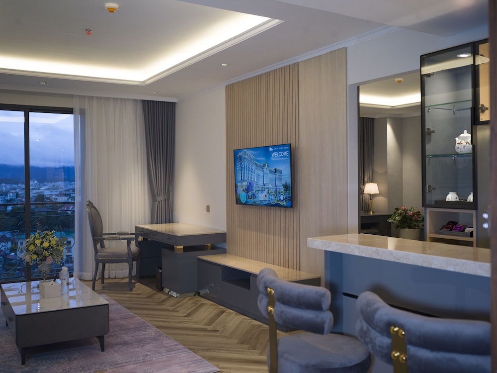 Executive Suite - Photo 10