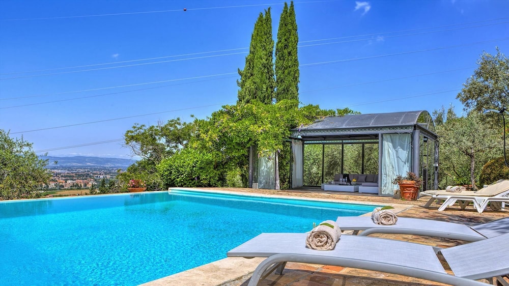 Villa photo 1