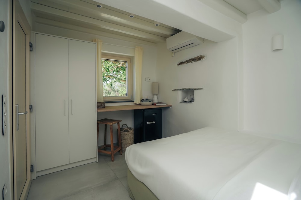 Sunshine Suite - with Hot Tub & Satellite Wi-Fi photo 1