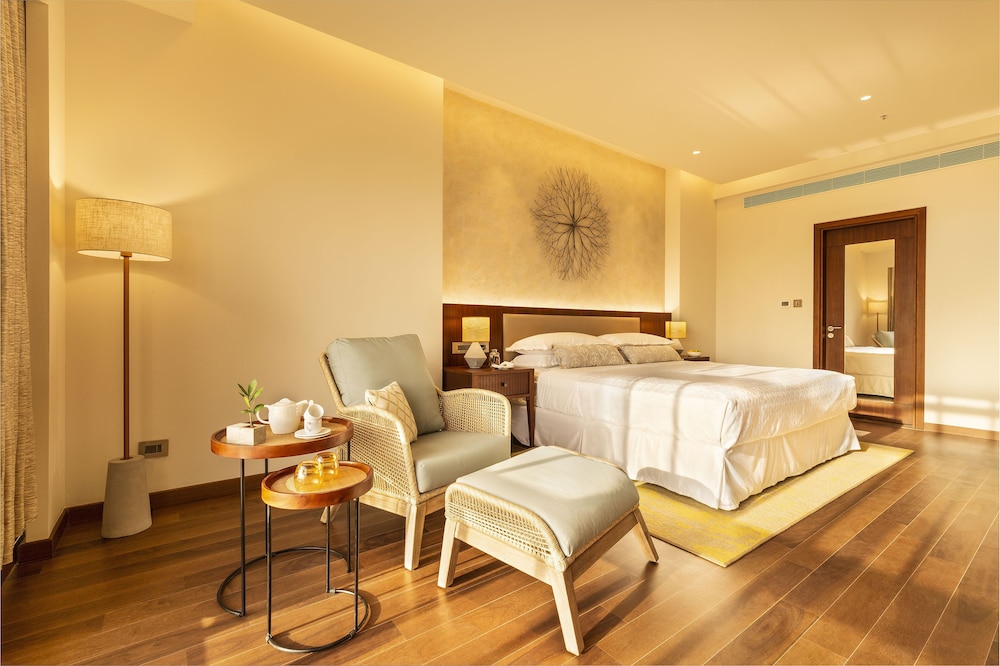 Executive Suite, 1 King Bed, City View