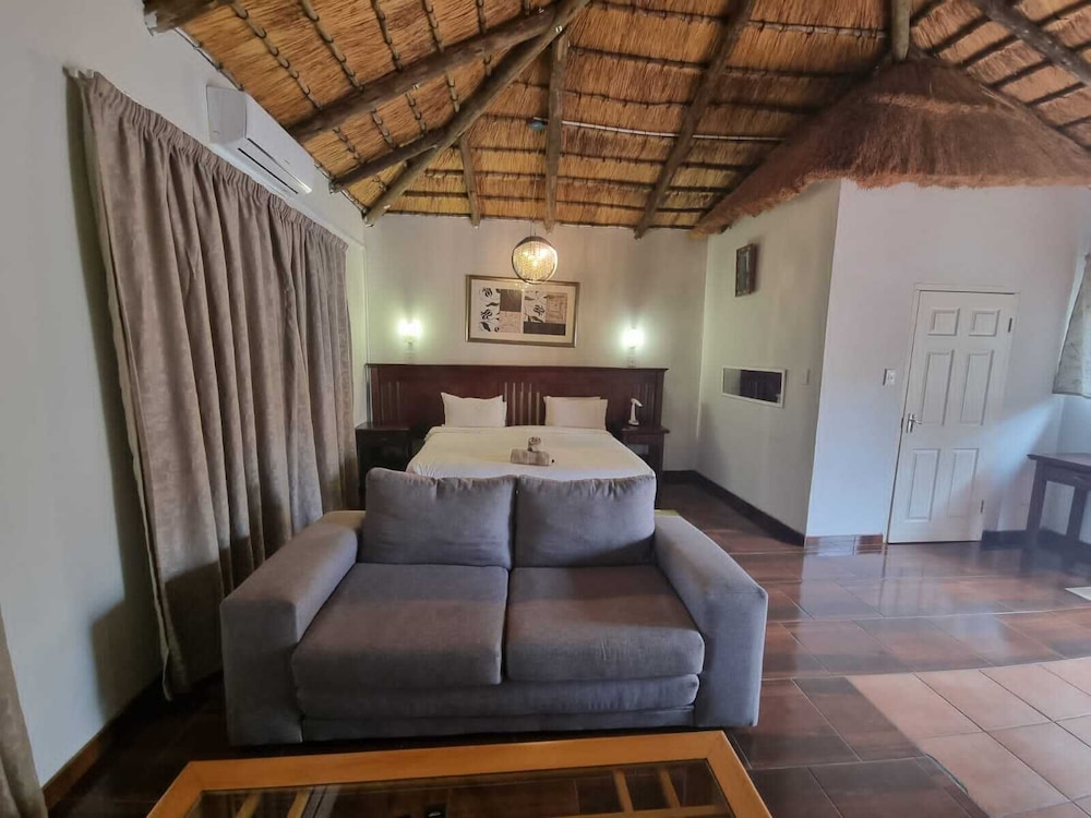 Executive Double Room, 1 Bedroom, Refrigerator & Microwave, Poolside photo 3