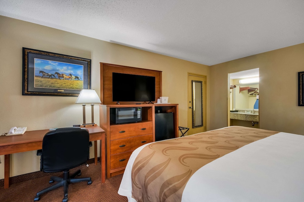 Standard Room, 1 King Bed, Smoking (Parking Area View)