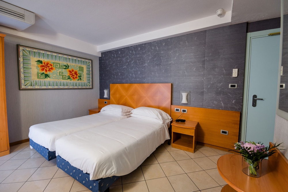 Classic Double or Twin Room, 1 Bedroom - Photo 9