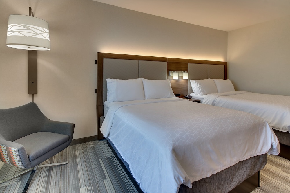 Standard Room, 2 Queen Beds, Accessible (Communication, Roll-In Shower)