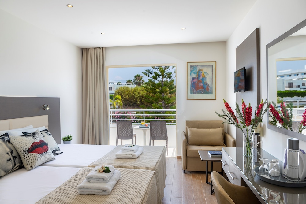 Double or twin inland-view room - Photo 8