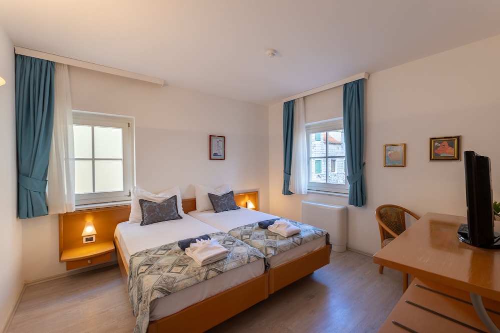 Standard Room, 2 Twin Beds - Photo 1