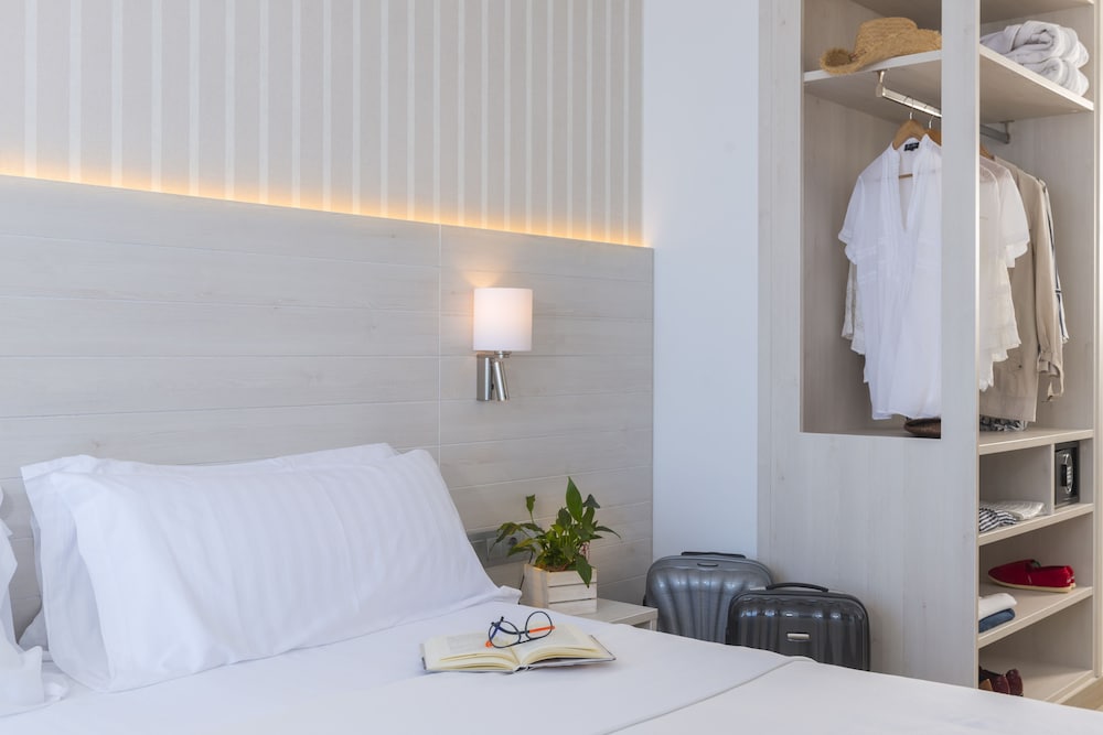 Grand Triple Room, Balcony, Sea View thumbnail 6